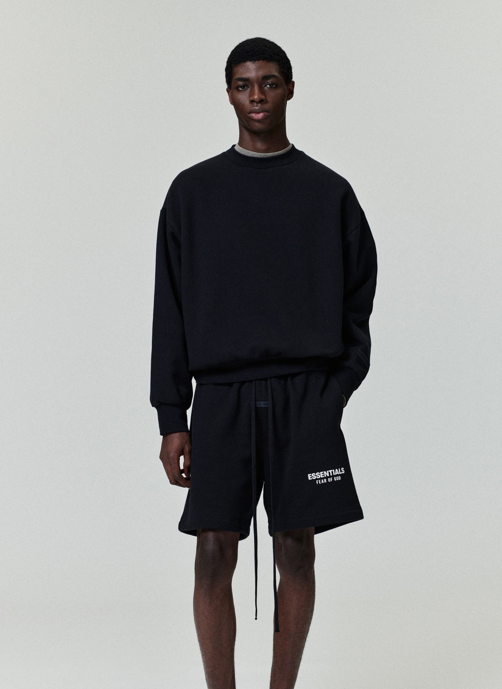 Fear of God ESSENTIALS Classic Crewneck – Conjunto Moletom e Calça (Preto) - Imagem 2